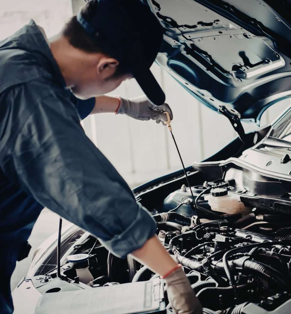diesel-mechanic-working-on diesel-car-albuquerque