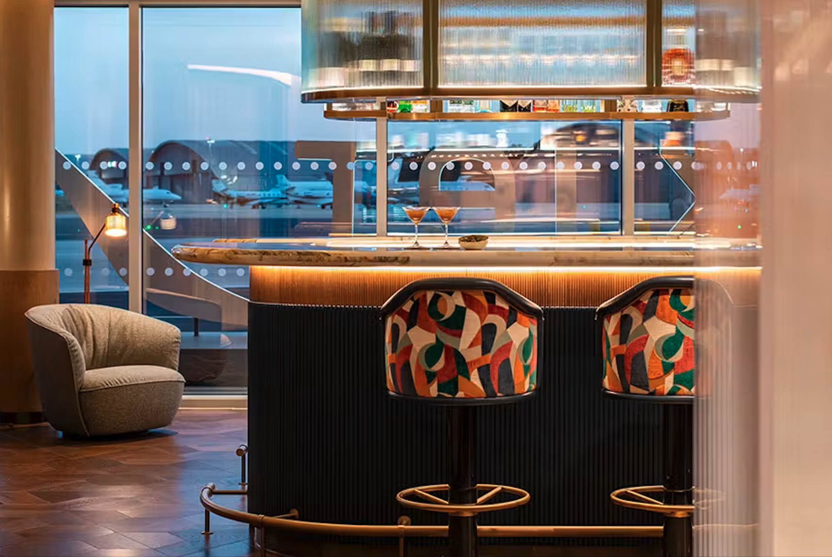 flexjet-farnborough-private-terminal-bar-airfield-view-2026.png