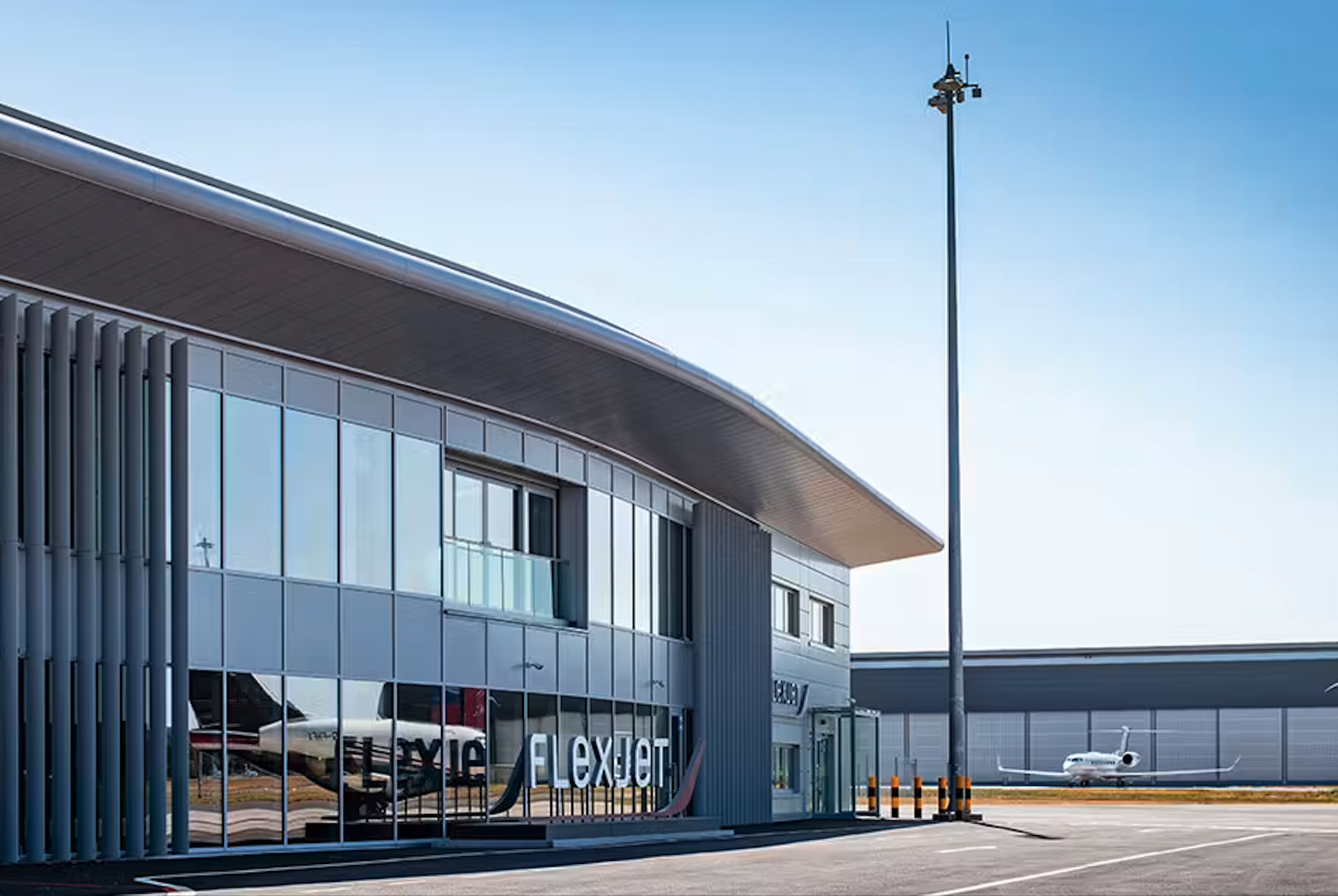 flexjet-farnborough-private-terminal-exterior-business-jet-2026.png