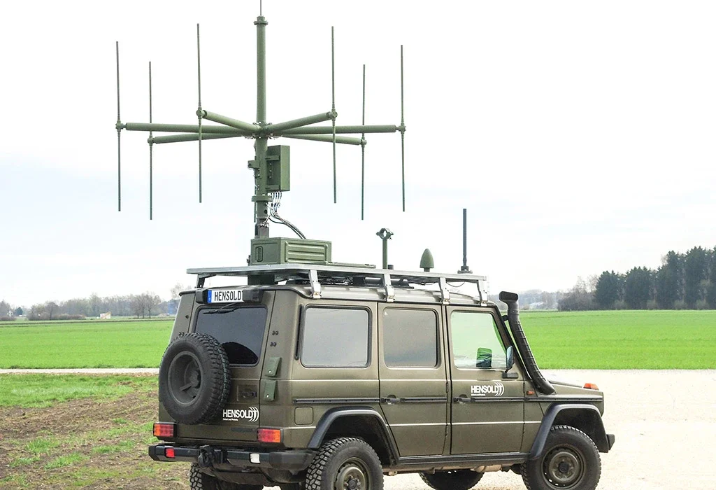  HENSOLDT Twinvis passive radar mounted on a mobile platform. The system exploits non-cooperative transmitters such as FM radio and digital television broadcasts to detect and track airborne targets without emitting a dedicated radar signal. Photo: H