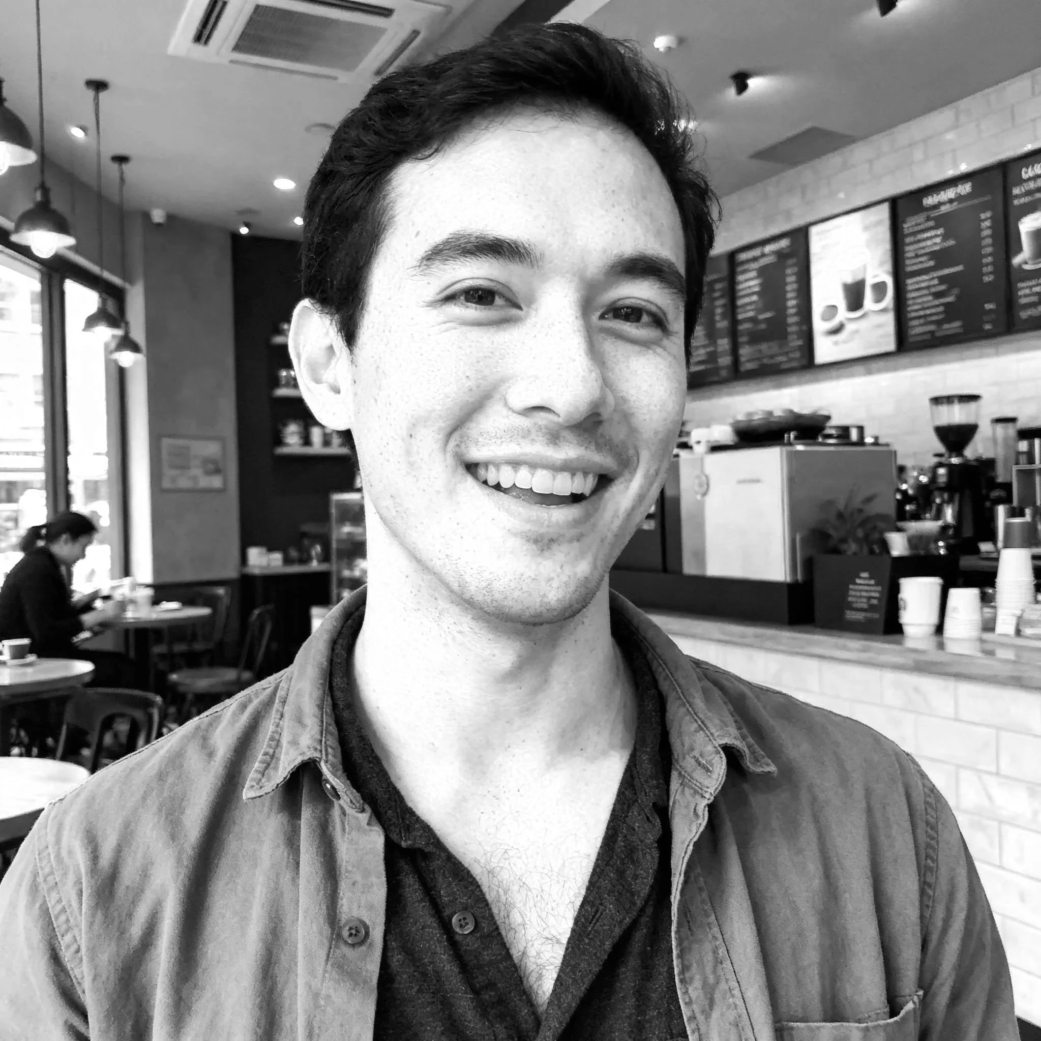 Photo d’un patient partageant son expérience après un traitement laser vasculaire du nez et des joues à Évian