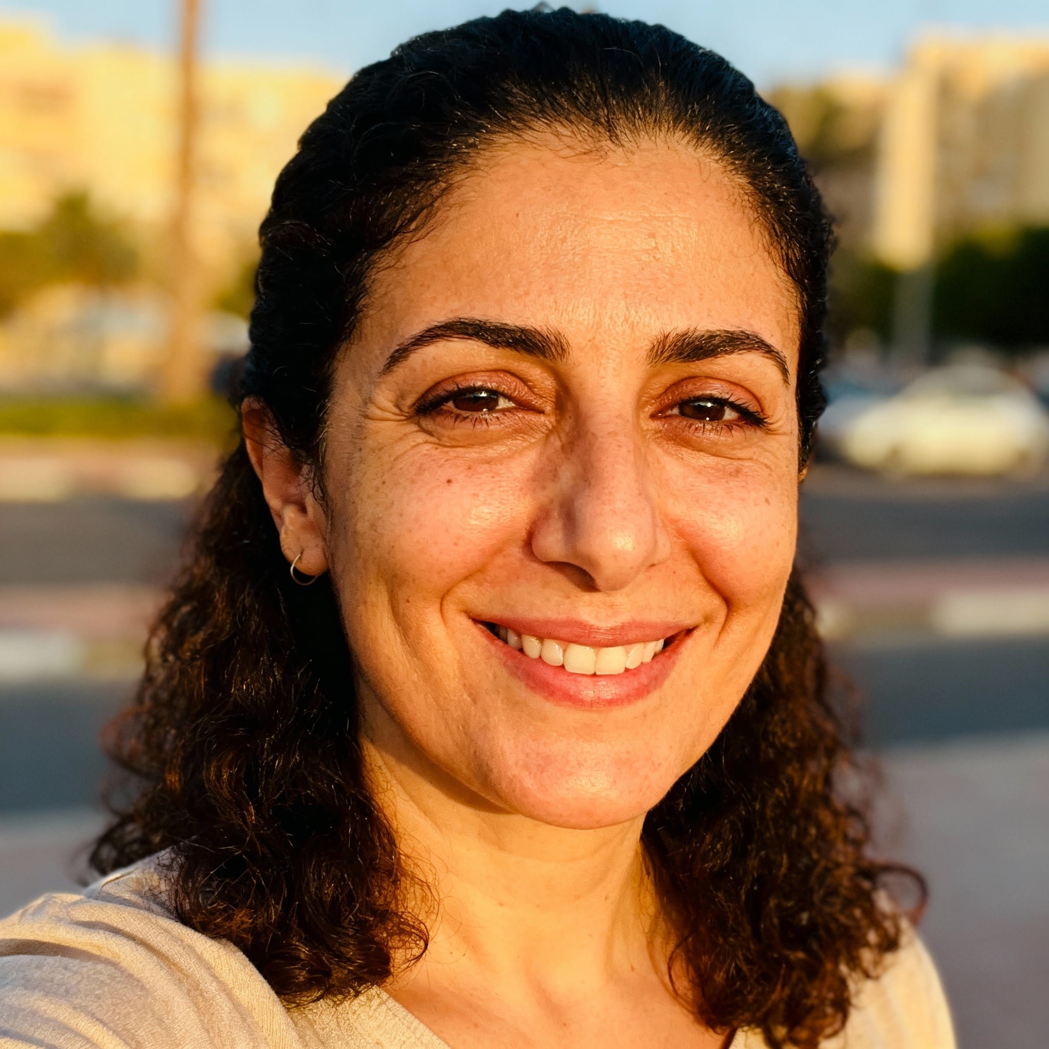 Image d’une patiente satisfaite après un soin de médecine esthétique.