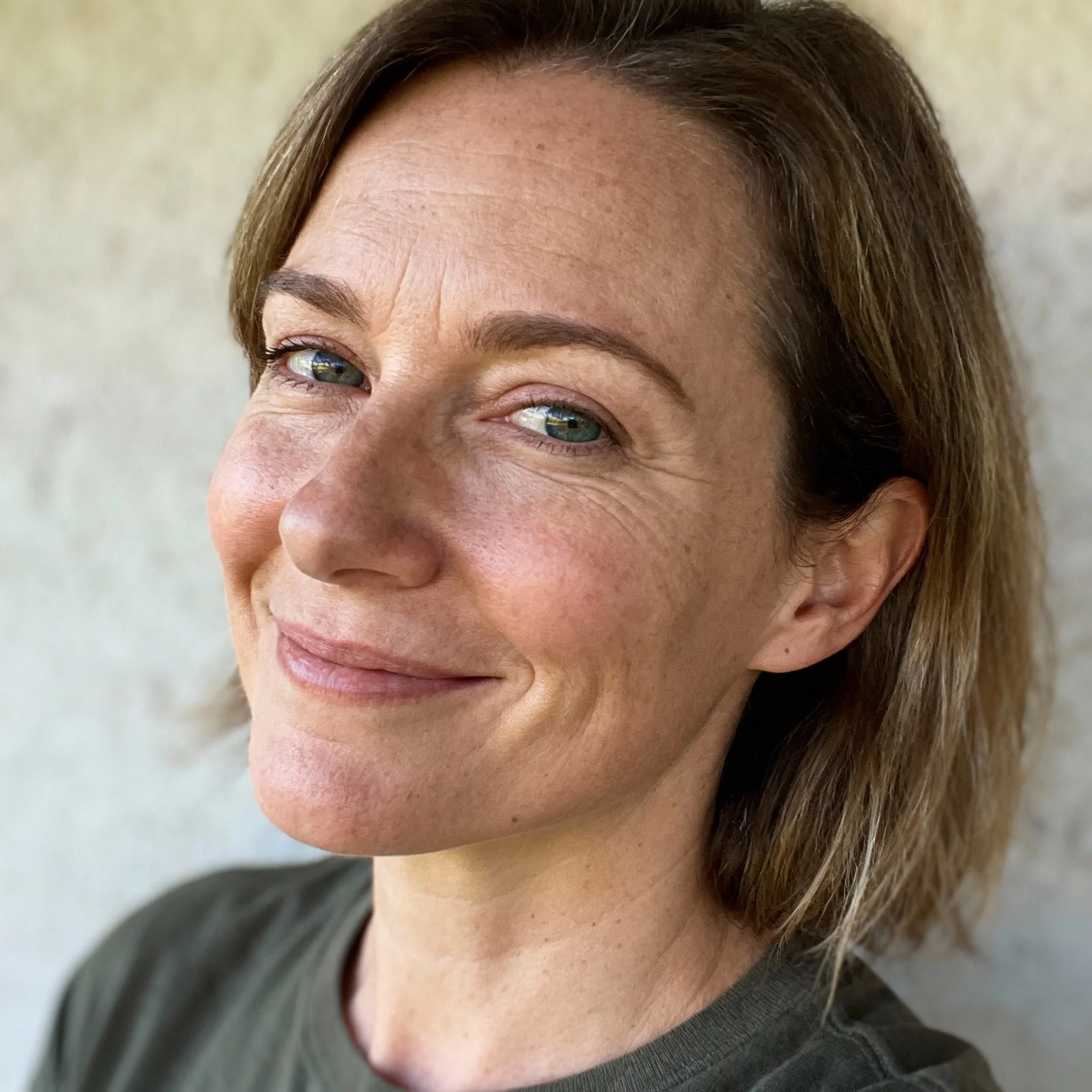 Photo d’une patiente exprimant son expérience positive au cabinet de médecine esthétique.