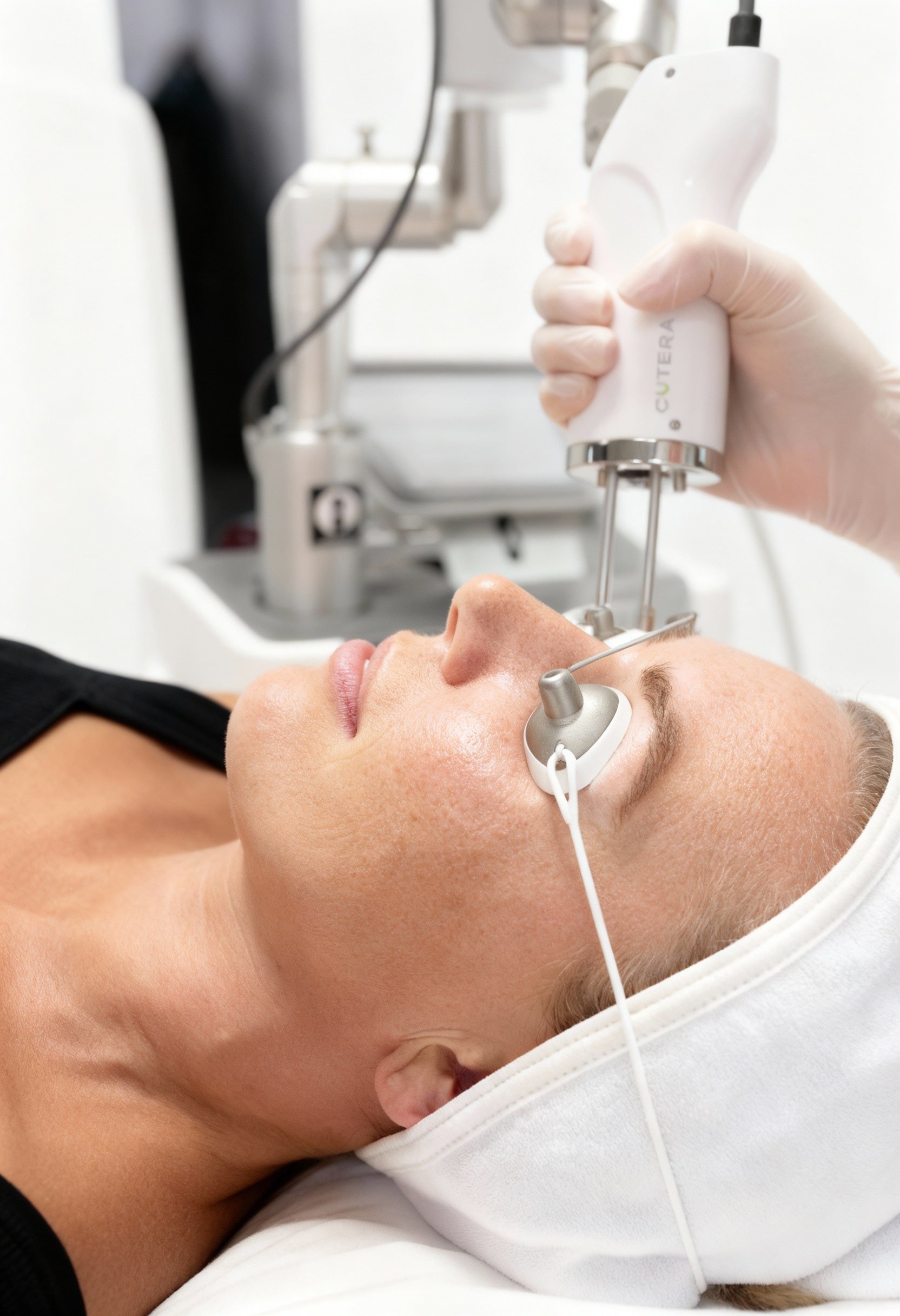 Séance de laser pigmentaire Enlighten au cabinet du Dr Samson à Évian