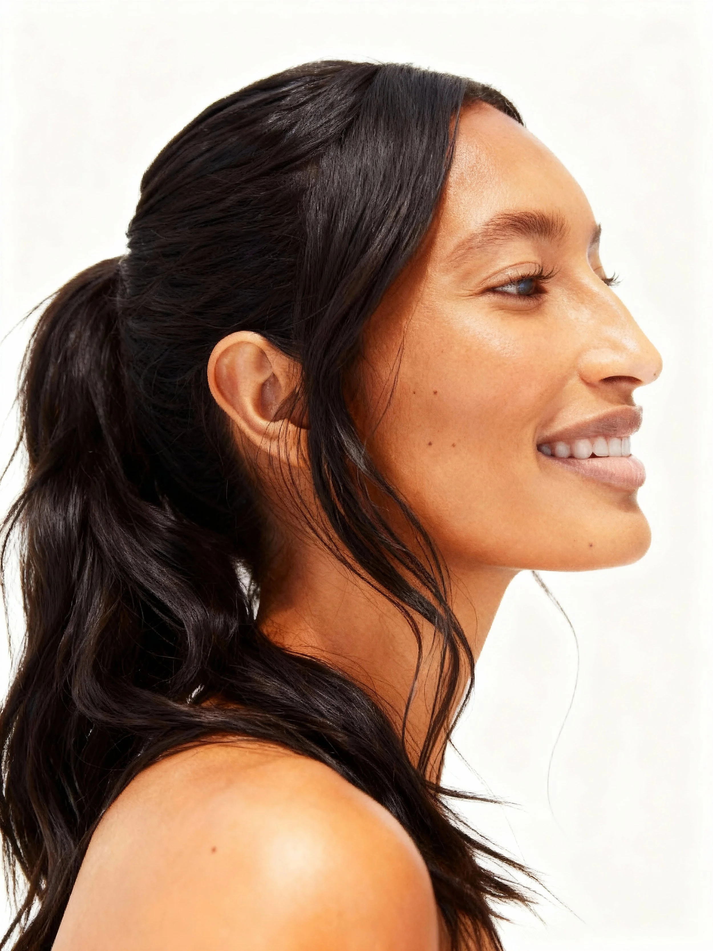 Profil d'une femme souriante avec peau éclatante, après des traitement de médecine esthétique au cabinet du dr Samson à Évian-les-Bains.