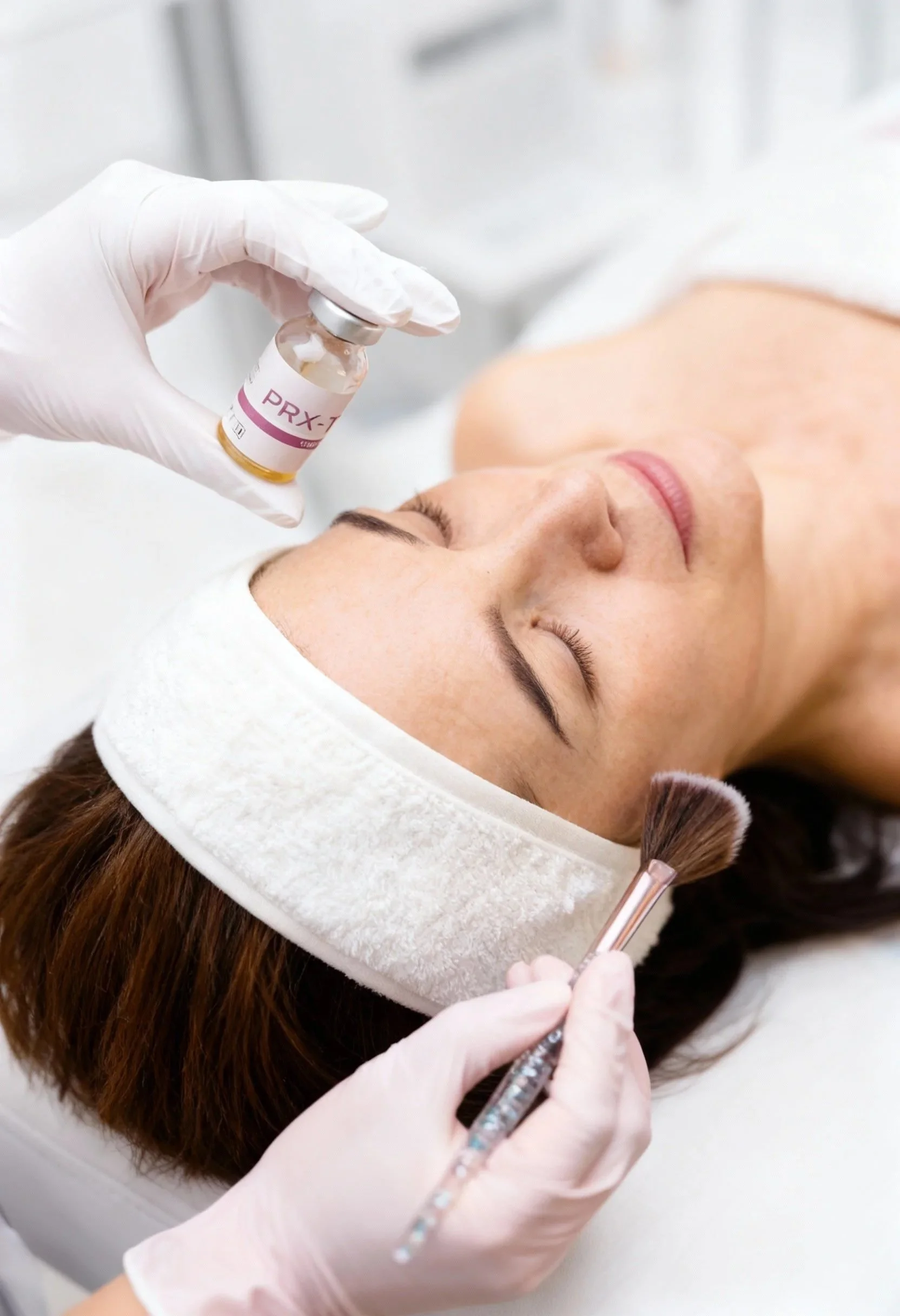 Application professionnelle du soin PRX-T33 au cabinet du Dr Samson à Évian-les-Bains