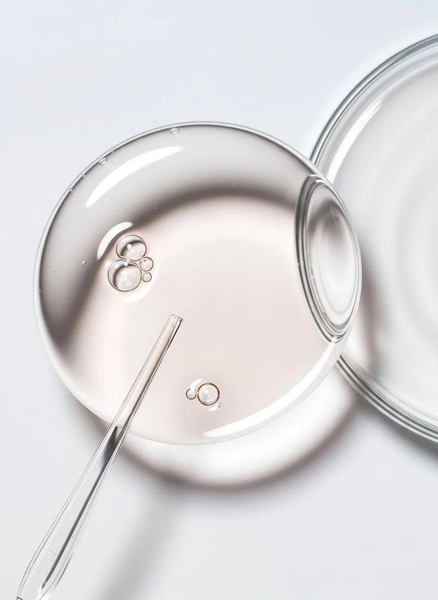 Texture fluide en macro illustrant un traitement esthétique à la toxine botulique.