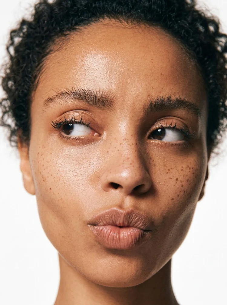 Femme souriante &agrave; la peau lumineuse apr&egrave;s une injection du visage adapt&eacute;e &agrave; son besoin, &agrave; &Eacute;vian