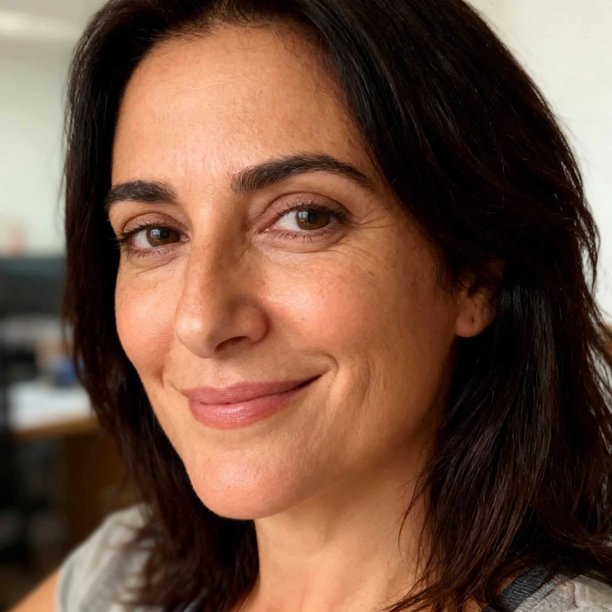 Portrait naturel d’une patiente ayant partagé son avis sur un traitement esthétique.