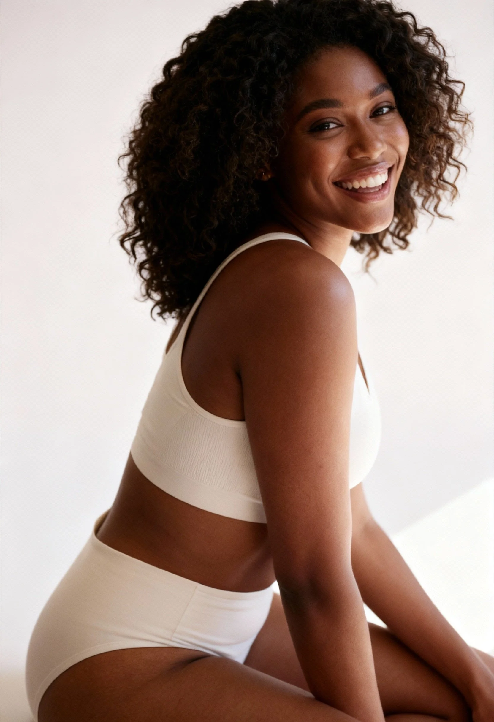 Silhouette féminine en lingerie illustrant un traitement intime pour améliorer l’harmonie corporelle