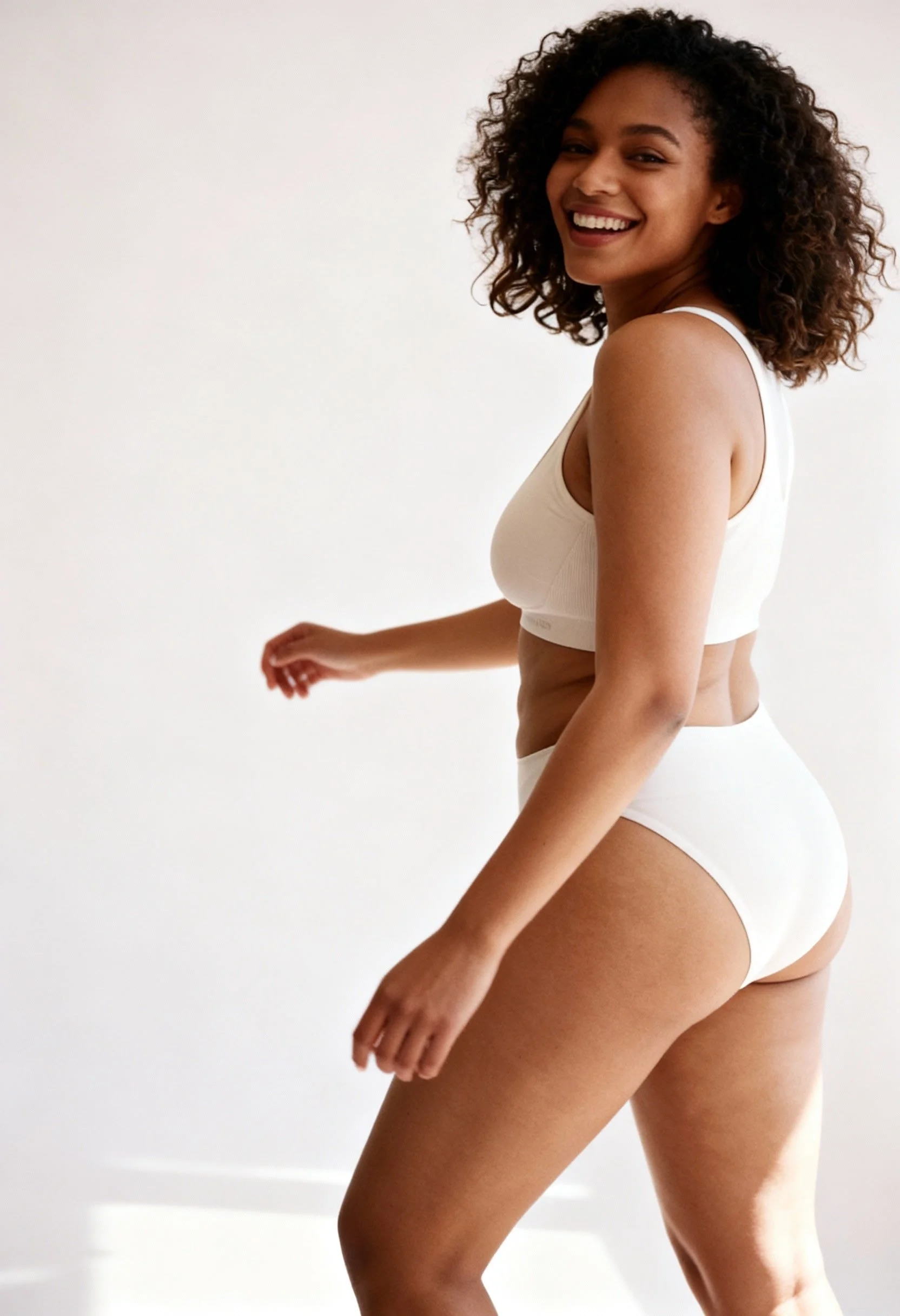 Silhouette féminine en lingerie illustrant un traitement intime pour améliorer l’harmonie corporelle