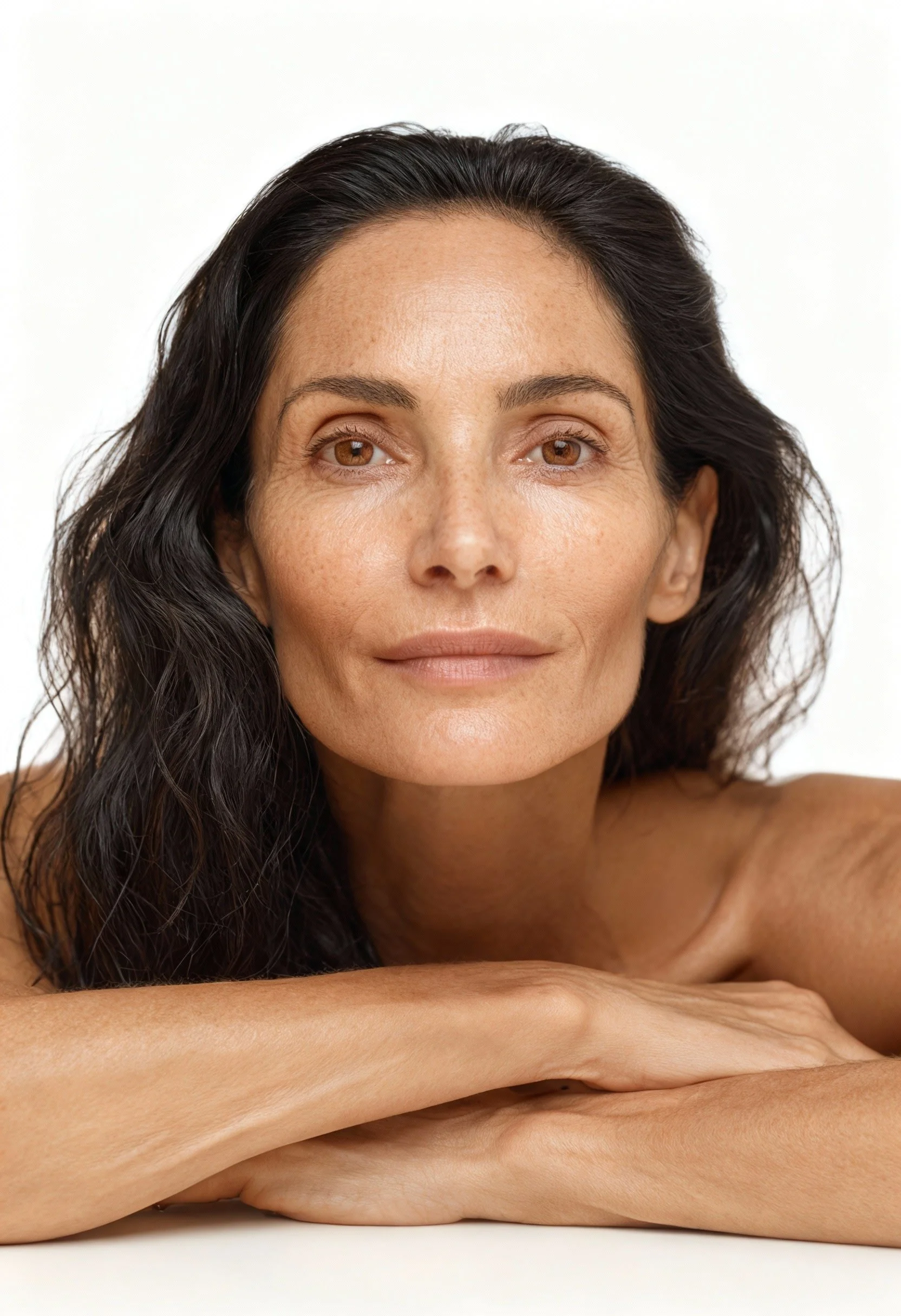 Portrait d’une patiente illustrant une peau hydratée après un traitement skinbooster