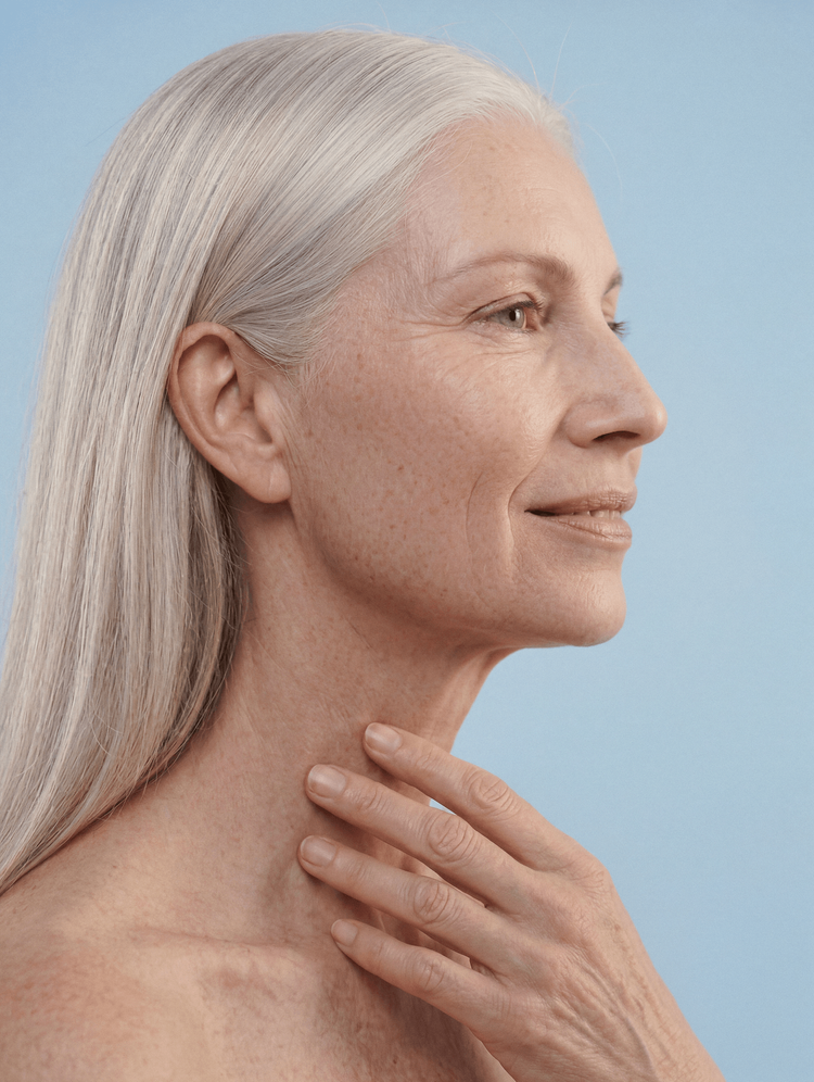 Femme &agrave; la peau ferme et lumineuse, r&eacute;sultat naturel d'un soin Profhilo &agrave; &Eacute;vian