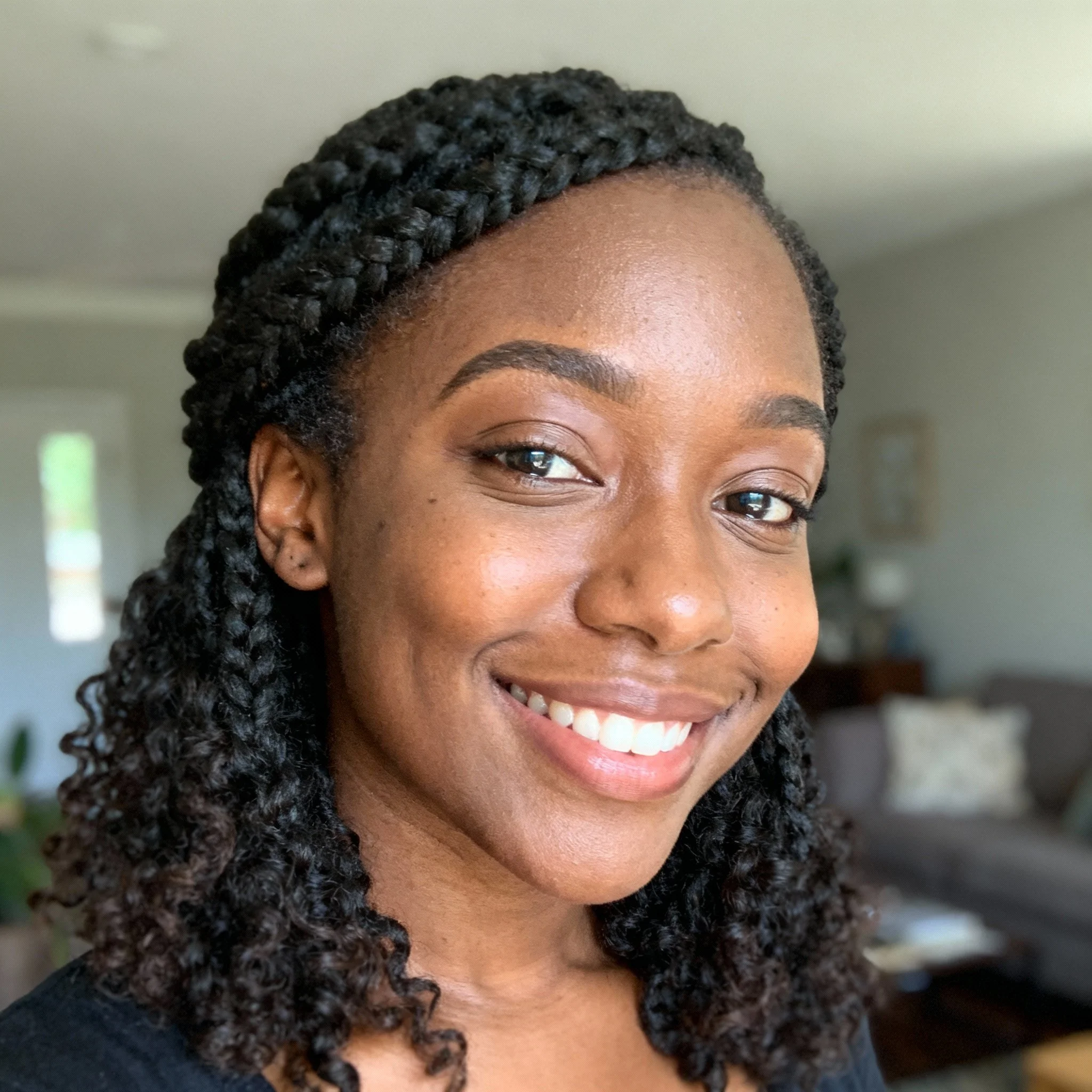 Image d’une patiente satisfaite après un soin de médecine esthétique.