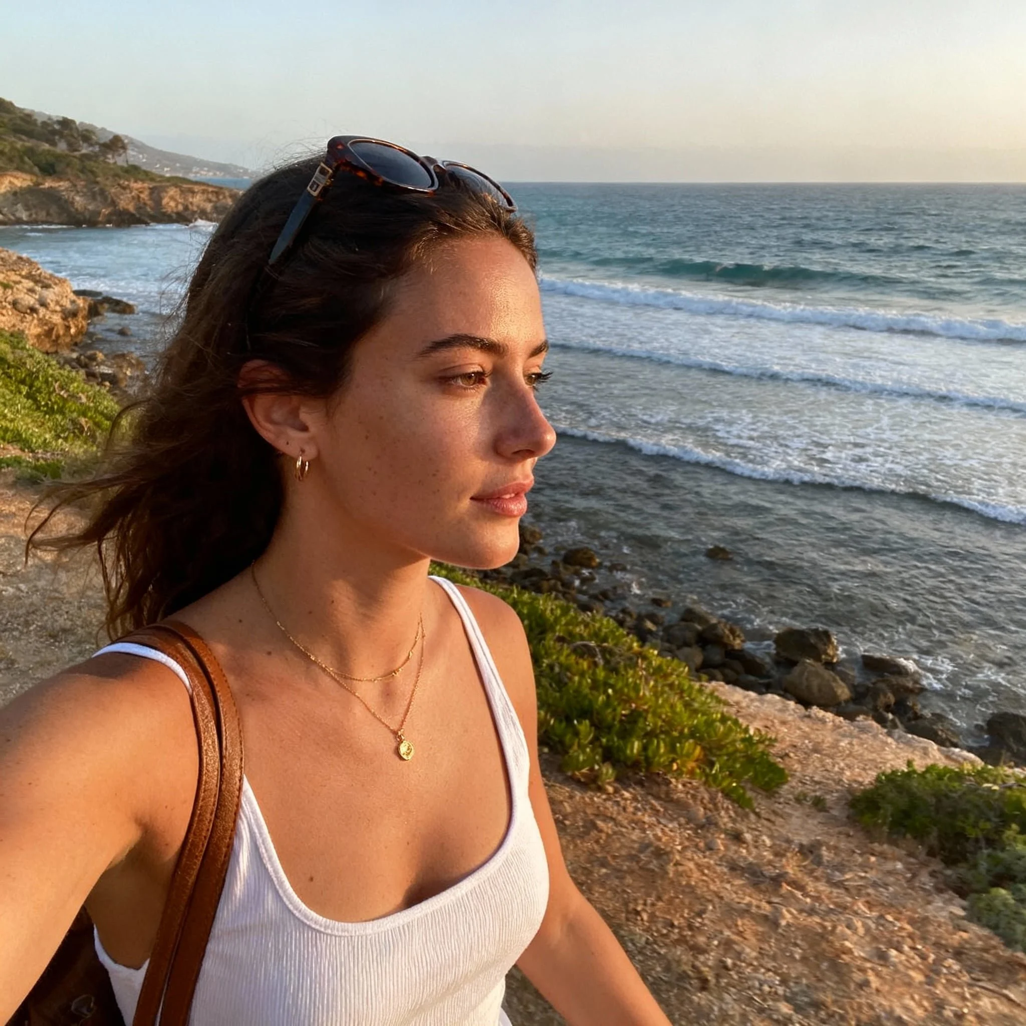 Patiente détendue en extérieur, illustrant les bénéfices durables de l’épilation laser pour le confort au quotidien et durant l’été