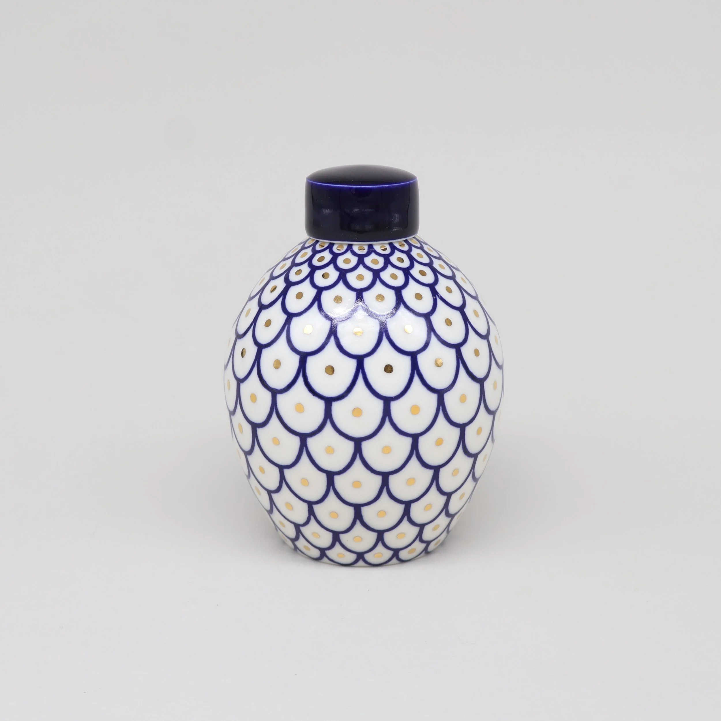 scalloped ginger jar with gold.jpg