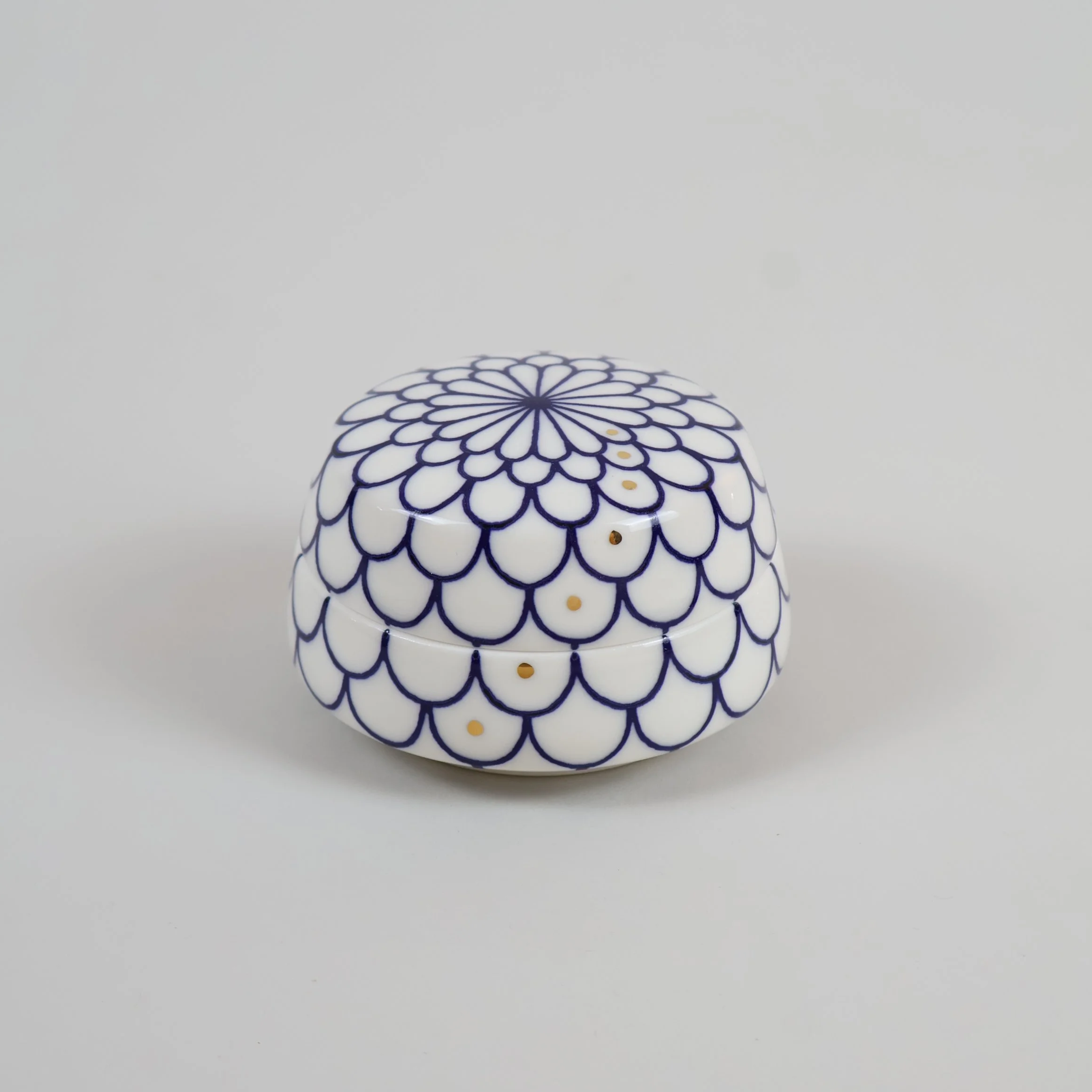 scalloped+trinket+dish+with+24+carat+gold+lustre%2C+%C2%A3175.png