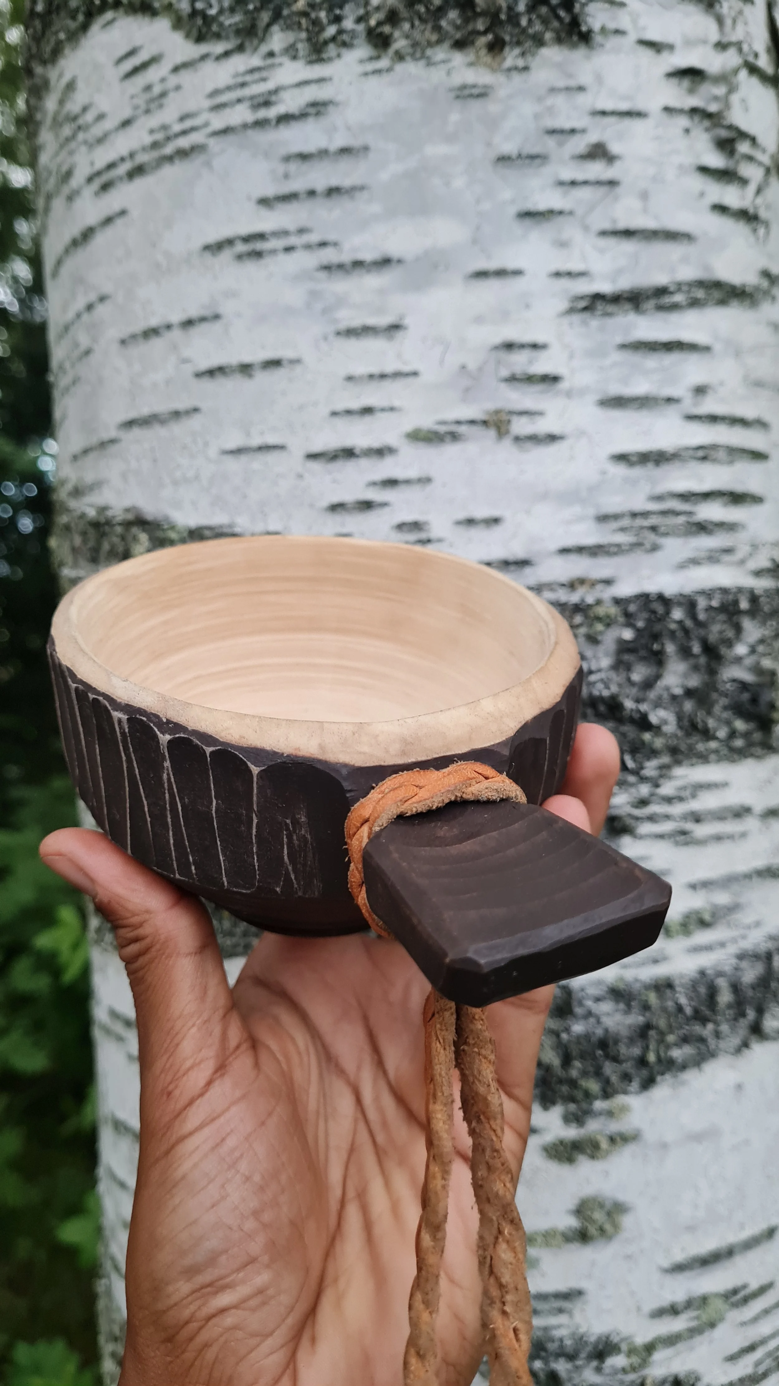 Svegsvarvad kåsa med täljd utsida, i personligt ägo.