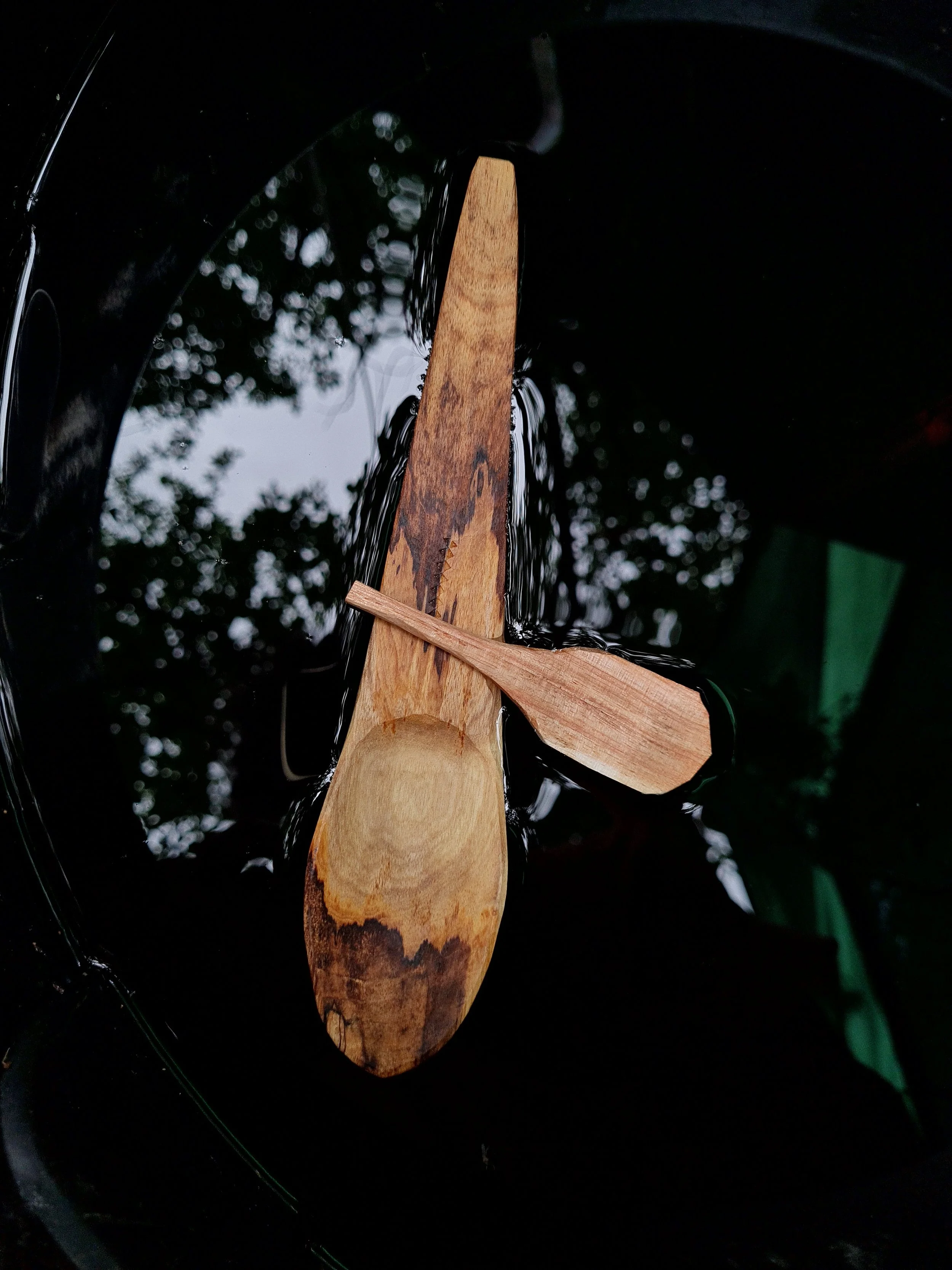 Kayaksked i dess rätta element. En del av min utställning "Slöjdare vid Medelhavet" som tar vid grannens fallna vårdträd som fick fortsatt liv genom slöjd. 