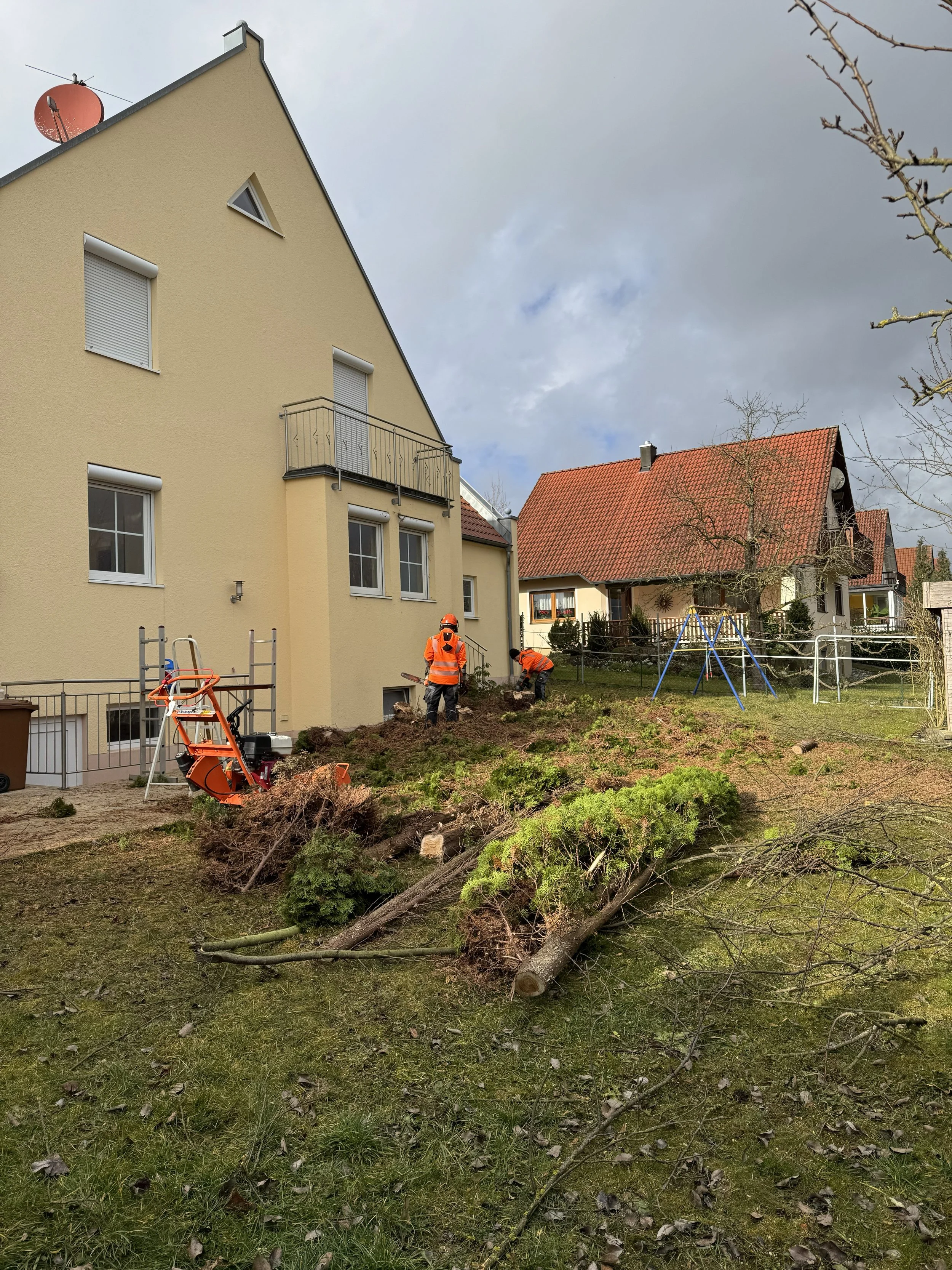 Grünanlagenpflege — STRAHL Gebäudereinigung & Hausmeisterservice - Augsburg (7).jpg