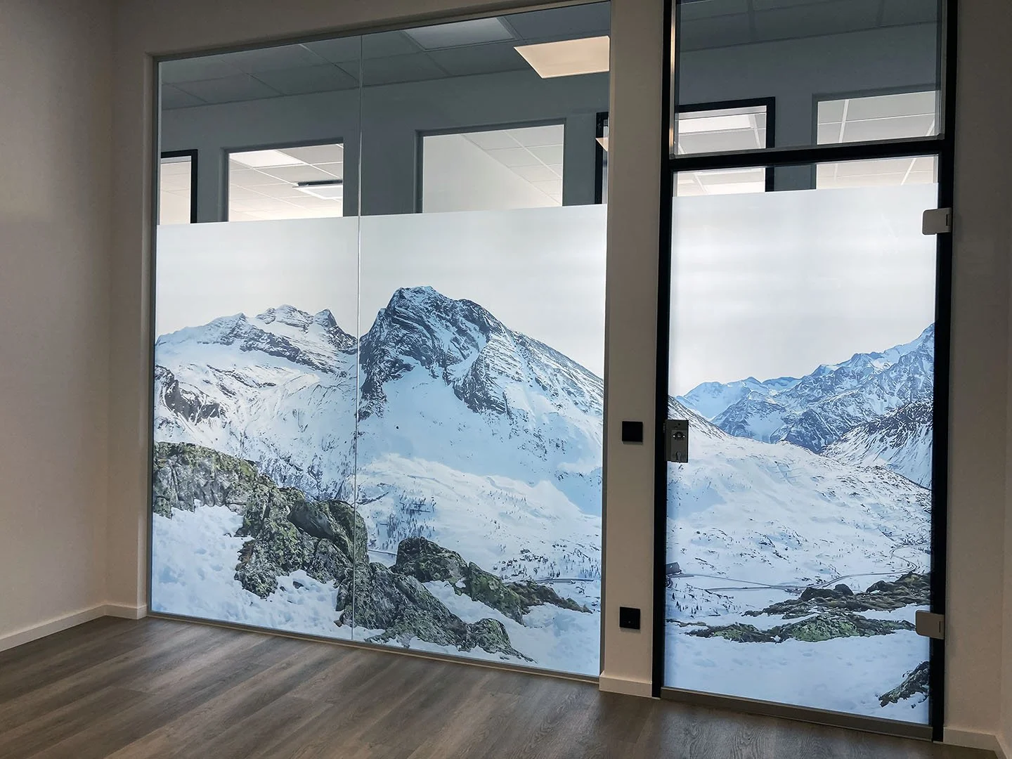 Glasfenster und Tür mit Bergpanorama-Design, das verschneite Berge und Felsen in einer winterlichen Landschaft zeigt.