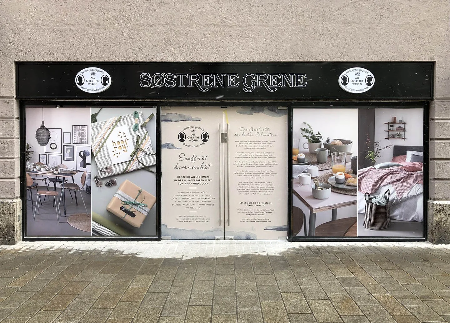 Folierung mit Shop-Namen 'Søstrene Grene' und Innenansichten eines Einrichtungsgeschäfts, das Möbel, Dekoration und Haushaltswaren anbietet.