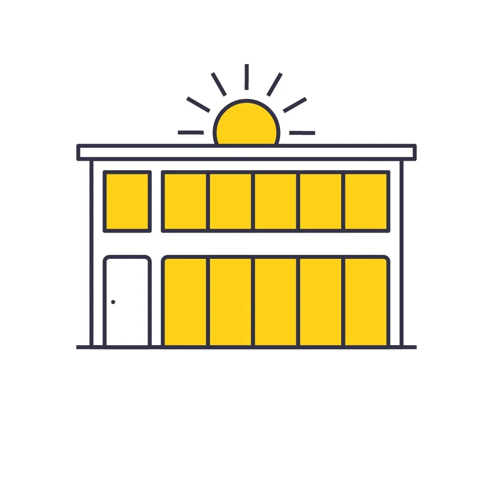 Haus mit gelben Fenstern und Sonnenaufgang im Hintergrund.