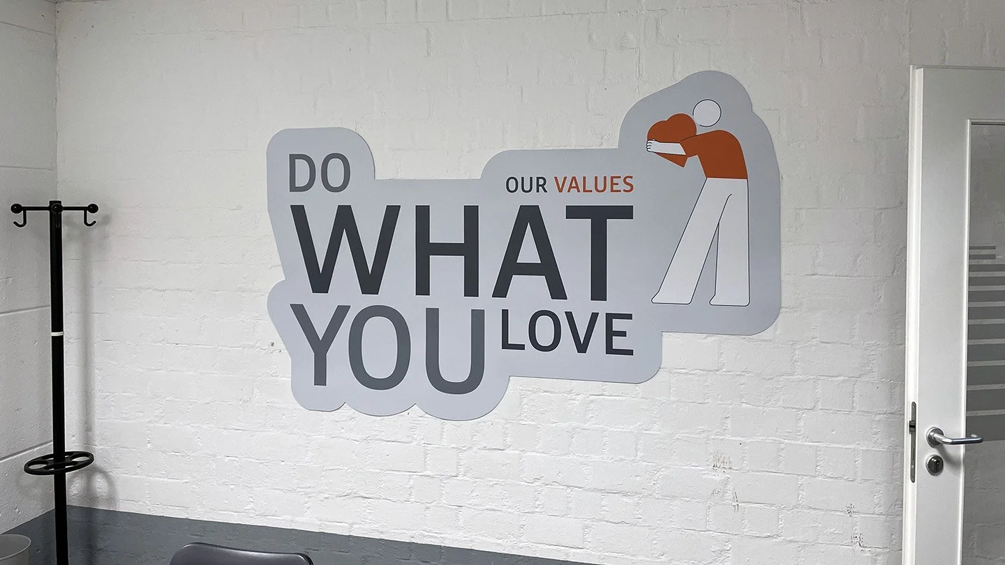 Wanddekoration mit dem Text "Do what you love".