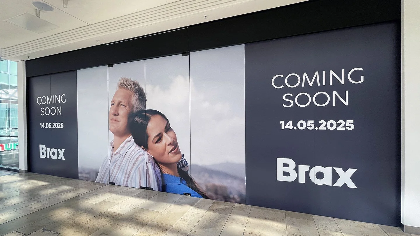 Werbeplakat für den Film "Brax", zeigt einen Mann und eine Frau, die aneinandergereiht sind, mit einem wolkigen Himmel im Hintergrund.