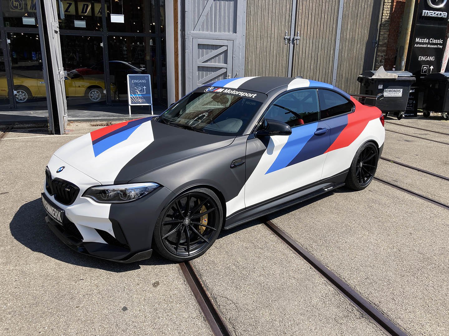 Ein sportliches Auto mit bayerischem Motorsport-Design, schwarz, weiß, rot und blau