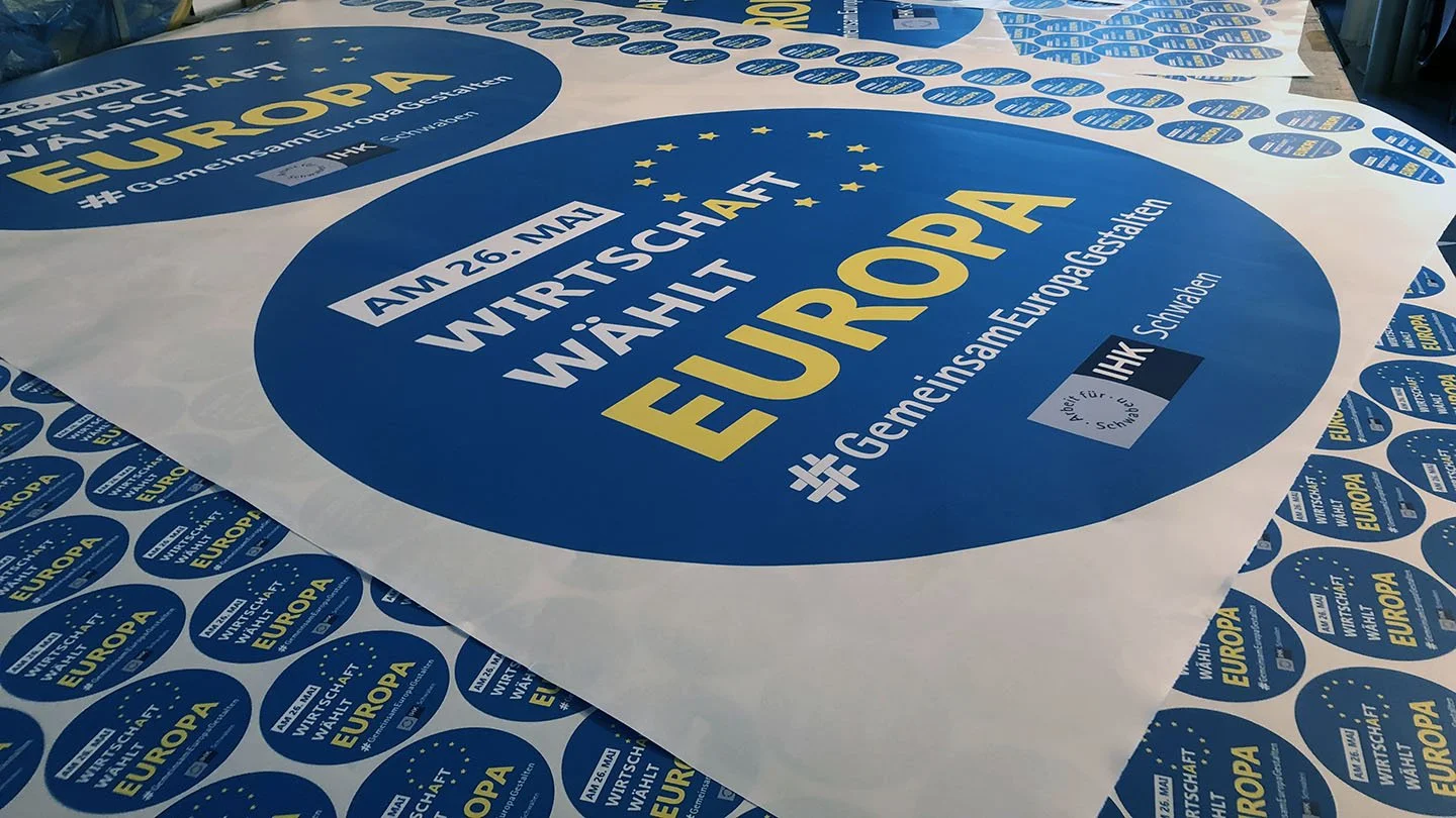 Mehrere Plakate mit EU- und Europawahl-Design, für die Europawahl