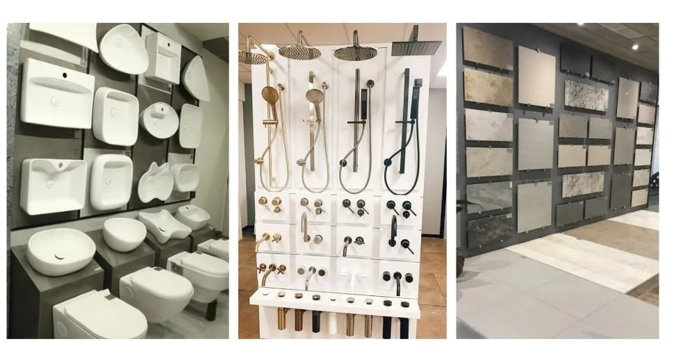 Muestra variedad de accesorios de baño y azulejos en una tienda de exhibición.