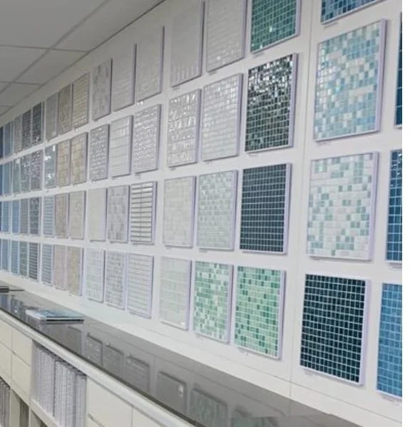 Pared con varias muestras de azulejos de diferentes colores y patrones en una tienda o showroom.