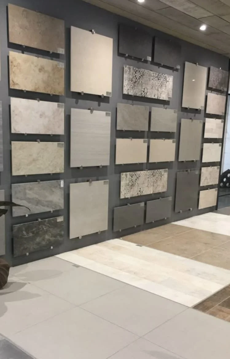 Muestras de azulejos y baldosas en una exhibición en una tienda.