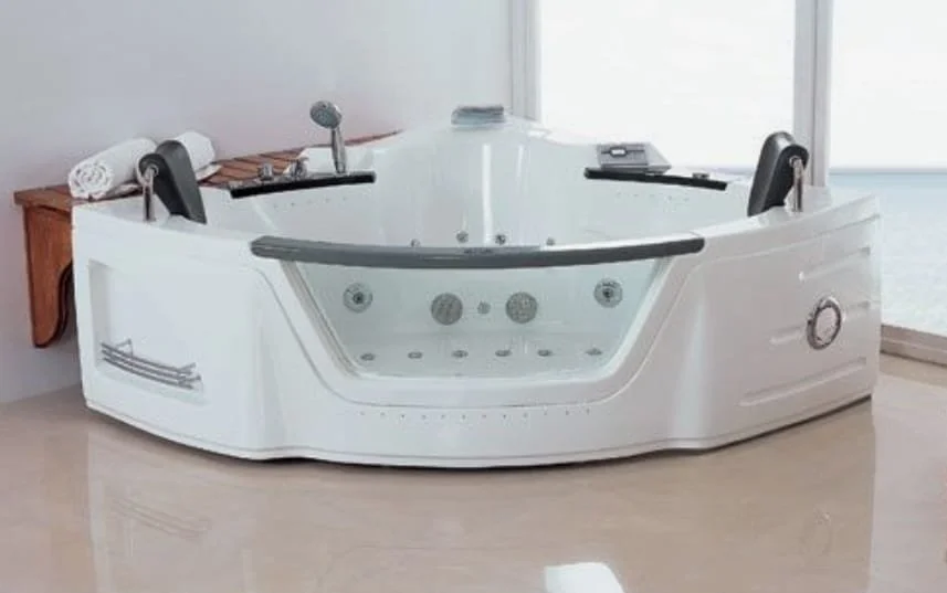  bañera de hidromasaje blanca en una habitación con vista al mar
