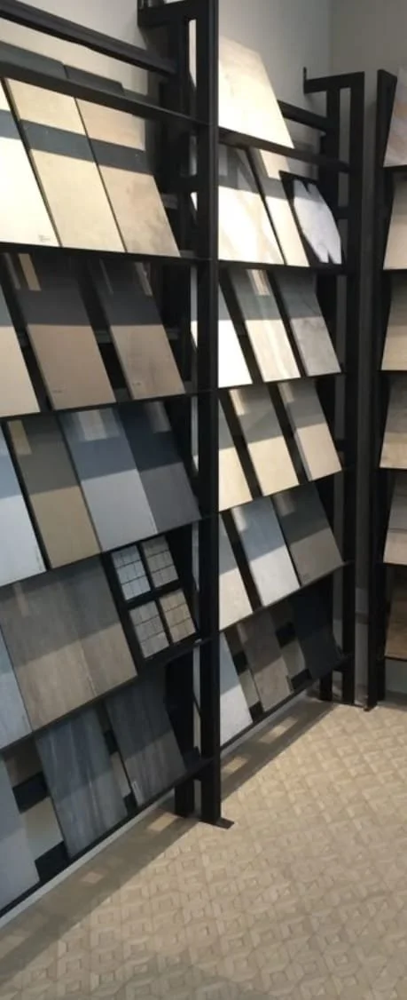 Estantes con muestras de diferentes estilos y colores de azulejos y pisos.