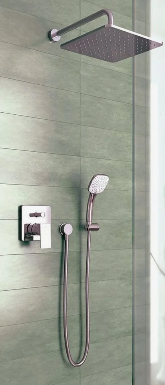 Regadera y plato de ducha en un baño moderna con paredes de azulejo verde.