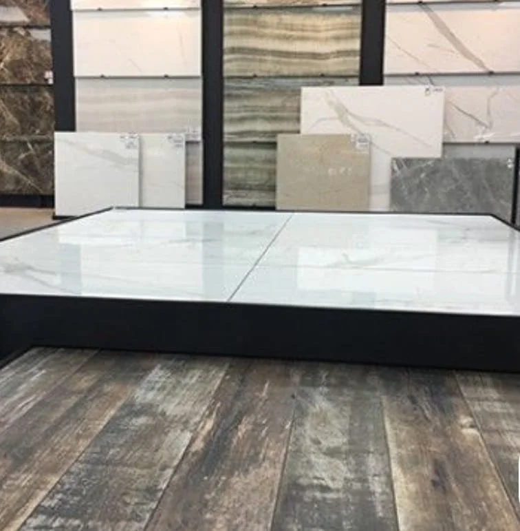 Losetas de mármol en una tienda de pisos.