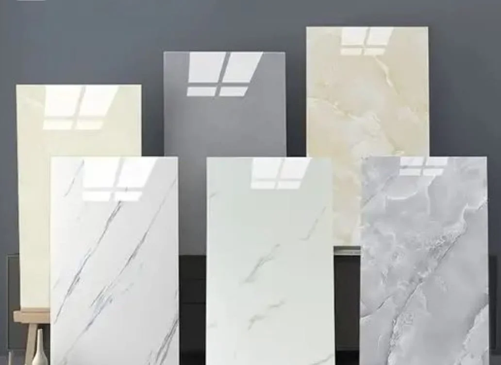 Muestras de diferentes tipos de baldosas de piedra y mármol en exhibición.