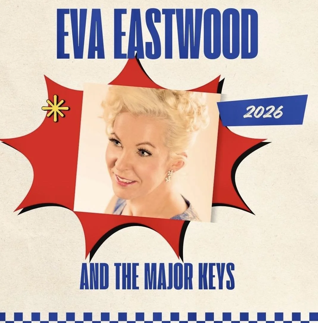 Omslagsbild för en bok eller album med titel 'Eva Eastwood and the Major Keys 2026', visar ett porträtt av en blond kvinna med lockigt hår, smycken, och ett leende.