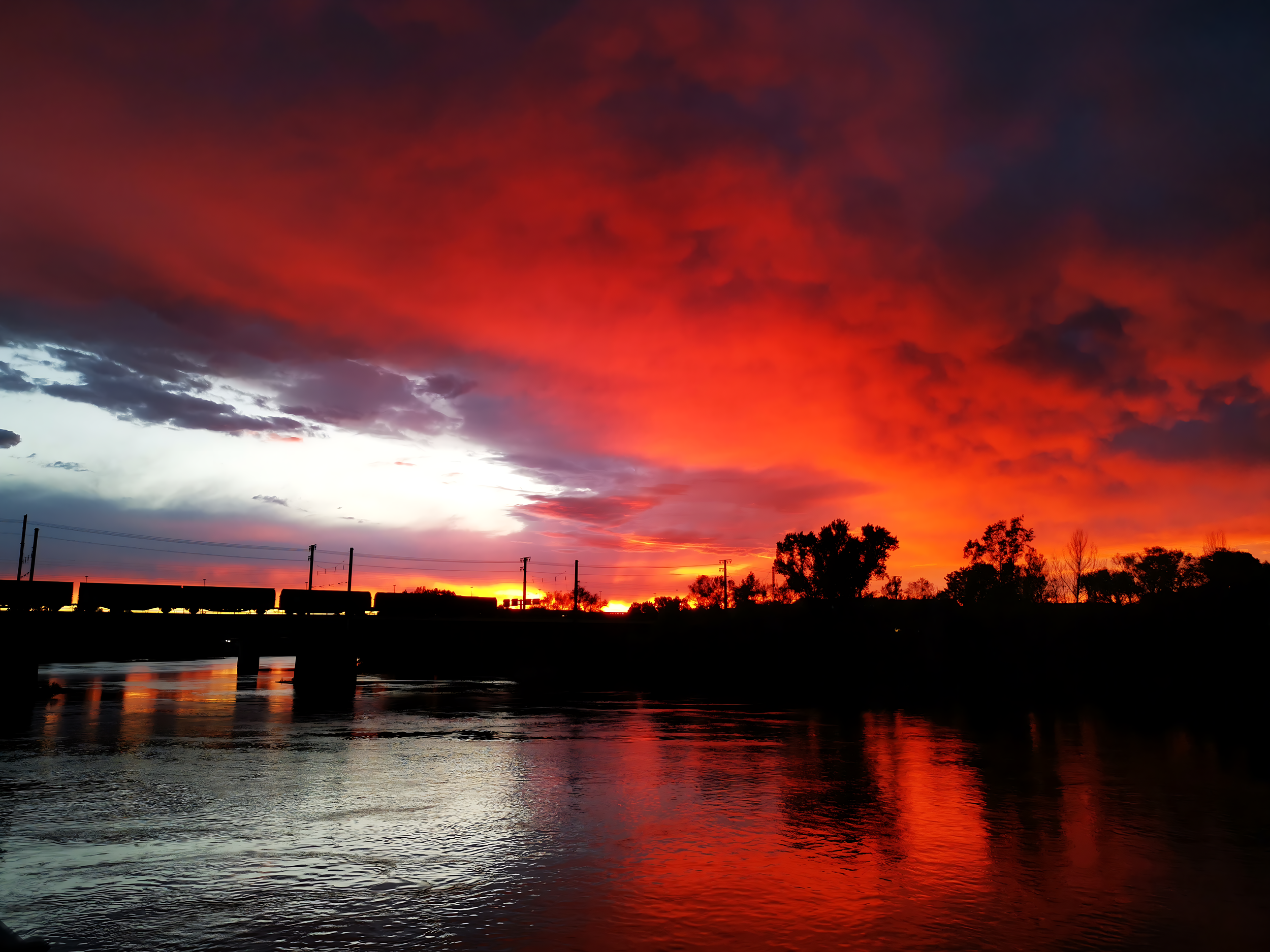 "Embers Passage" Ein Moment zwischen Weite und Auflösung. Flüchtig, still, im Übergang des Lichts.
Fotografie als limitierte Druckedition erhältlich.
