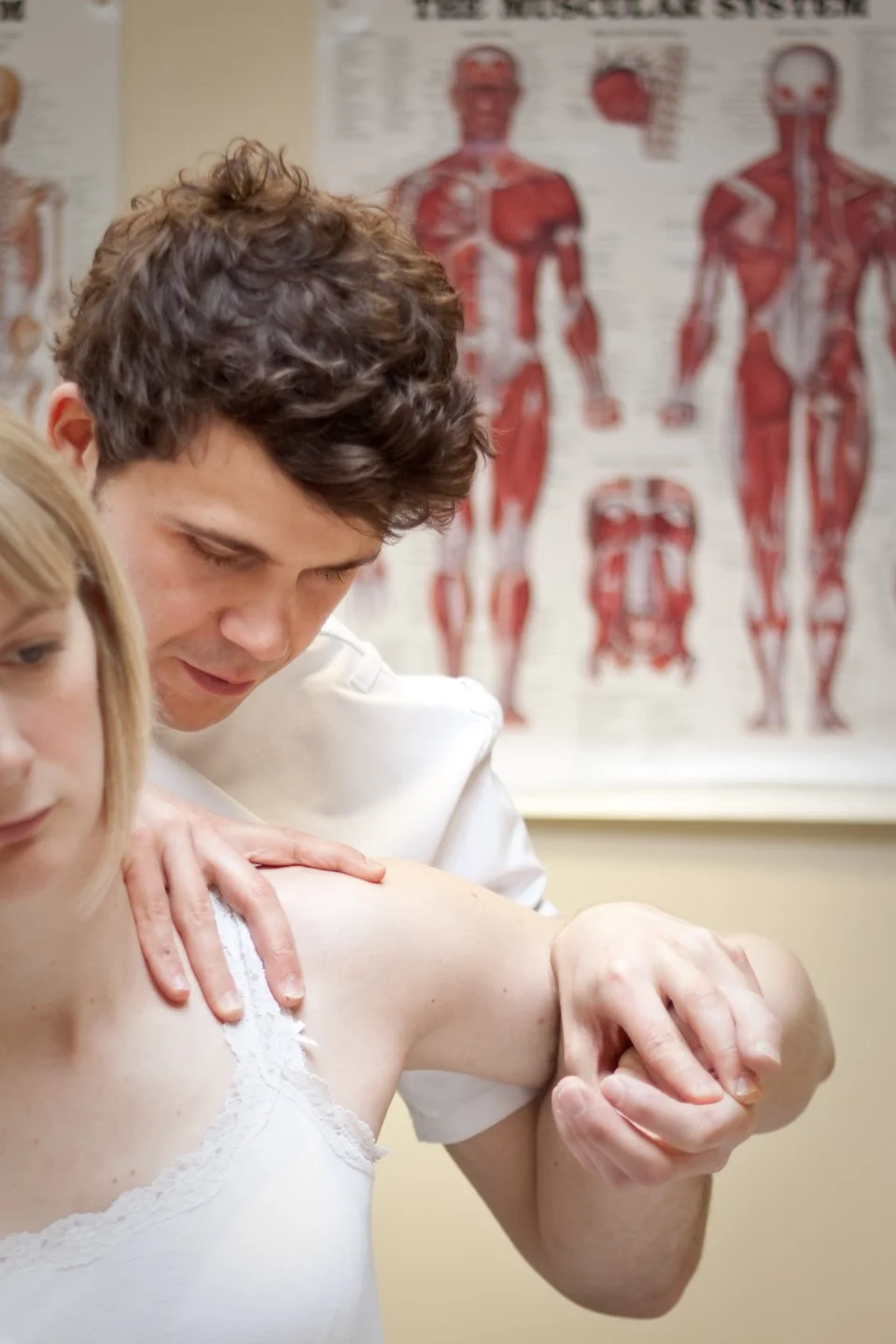 osteopath-central-otago-david-working-on females-shoulder