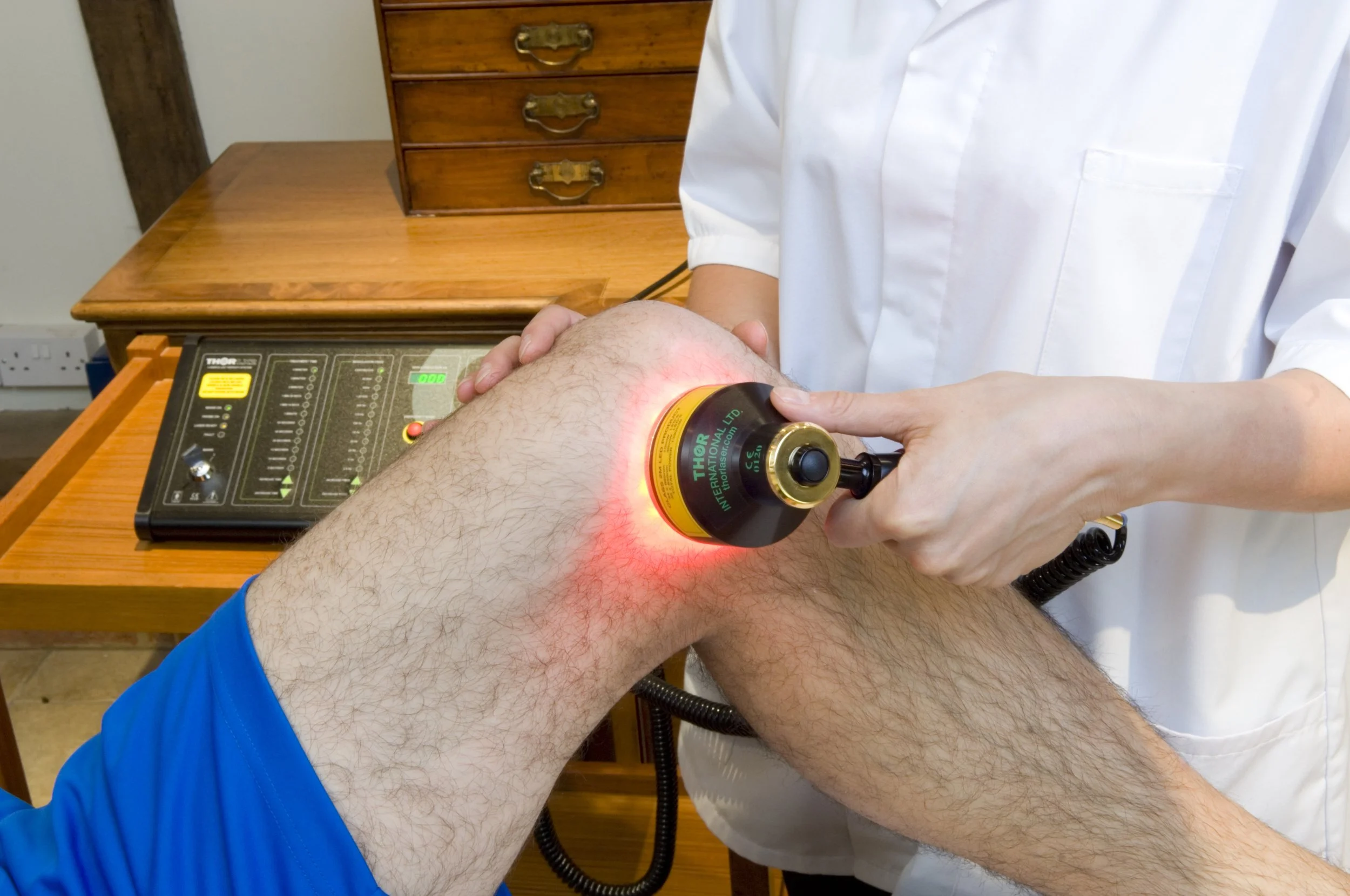 low-level-laser-therapy-on-knee