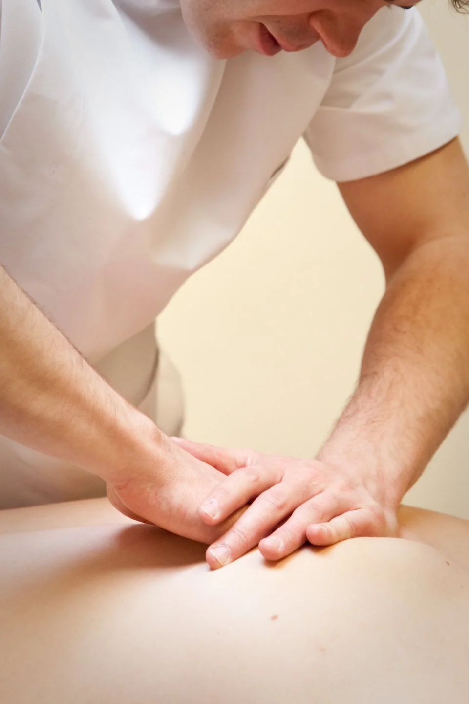 osteopath-cromwell-and-alexandra-hands-on-patient