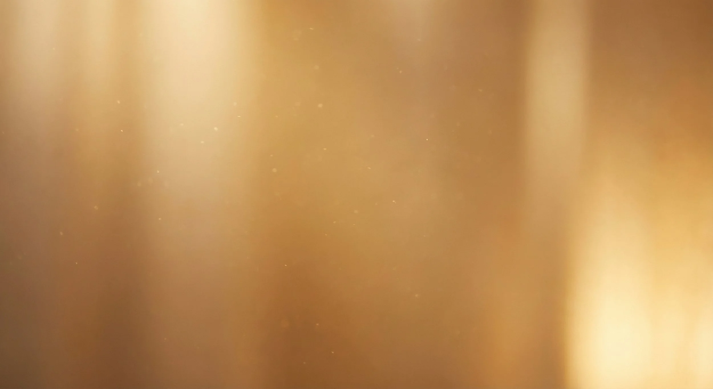 Surface en métal doré, lisse et réfléchissante.