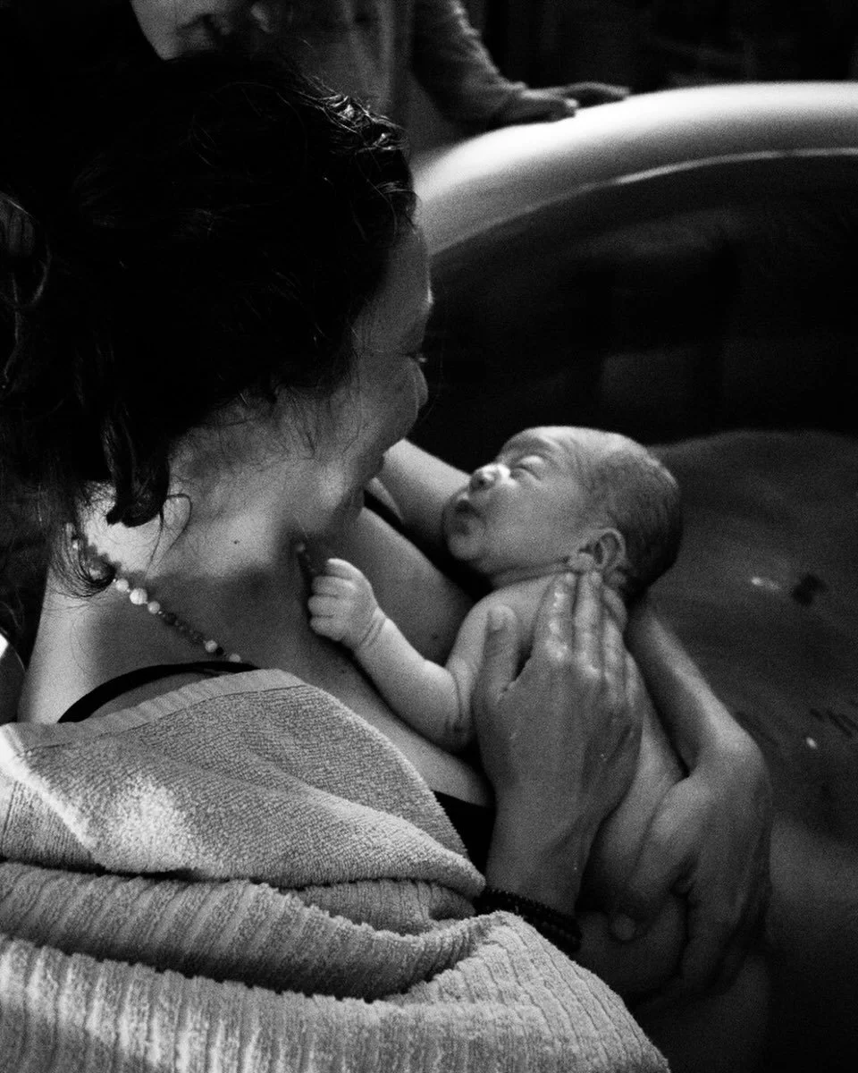 Nahuel, ce petit b&eacute;b&eacute;,
qui n&rsquo;en est plus un
(sauf dans mon c&oelig;ur de maman)

Aujourd&rsquo;hui, on c&eacute;l&egrave;bre ta naissance.
Ce jour o&ugrave; tu nous as rejoints.

Sur cette chanson,
Ici, dans le salon,
entour&eacut