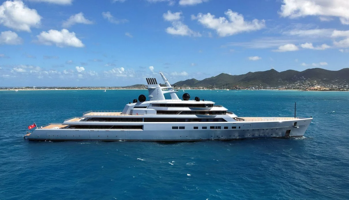 Superyacht MY Dragonfly