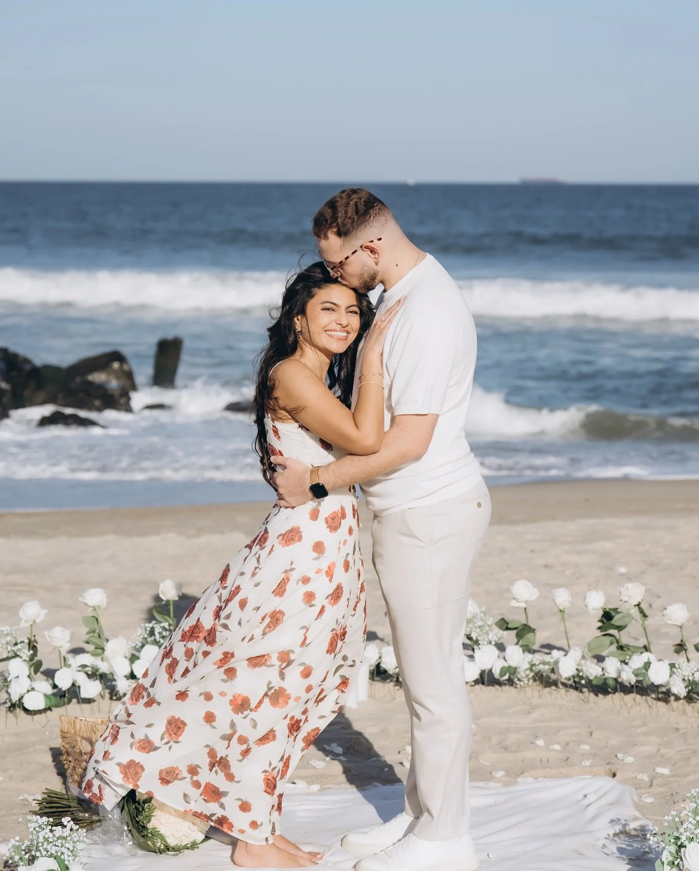 What she thought was just a walk by the beach turned into a day she&rsquo;ll never forget. Amir surprised Madonna with a proposal by the sea 💍A moment filled with love, tears, and pure joy. 

Photo: @gb_videography 
.
.
.
.
#proposal #proposalphotog