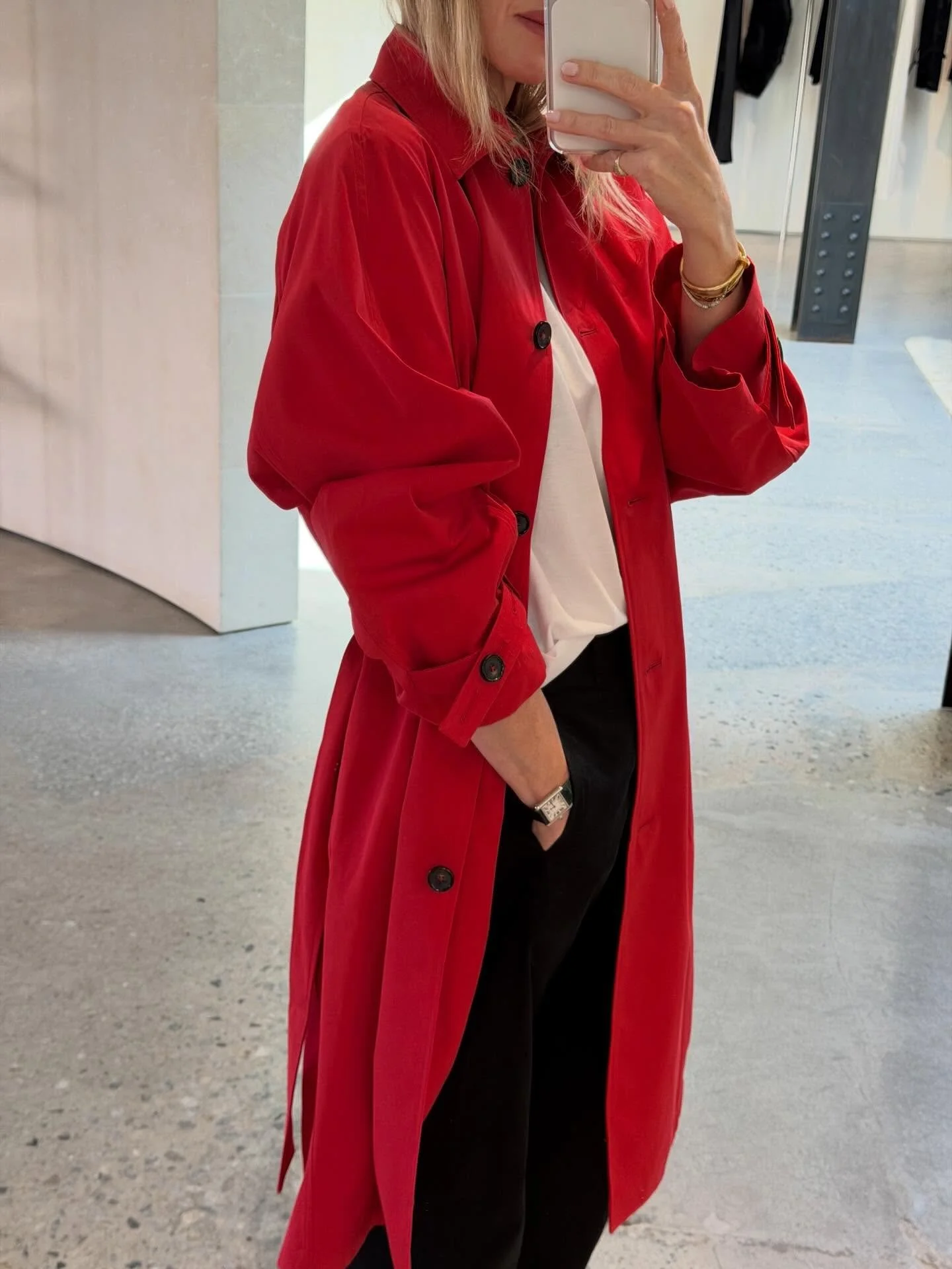 spring hits 😮&zwj;💨

@toteme 

#springfashion #trenchcoat #springstyles