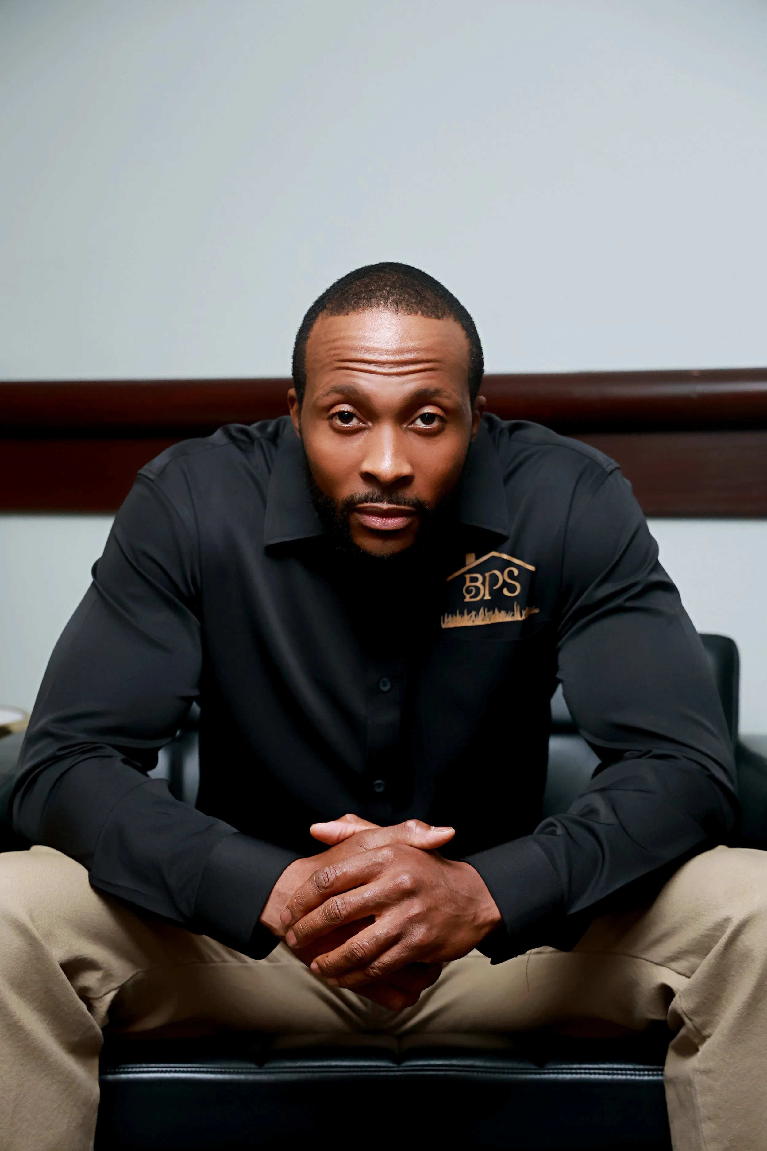 Oranssi carpenter using bench saw